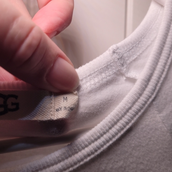 UGG long sleeve 100% cotton size medium - Picture 4 of 6